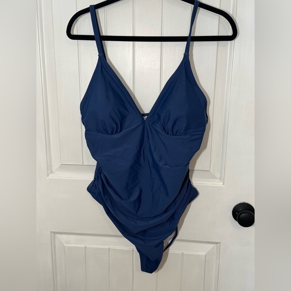 CUPSHE Women's One Piece Swimsuit Tummy Control Plunging V Neck Bathing Suit - Picture 3 of 10